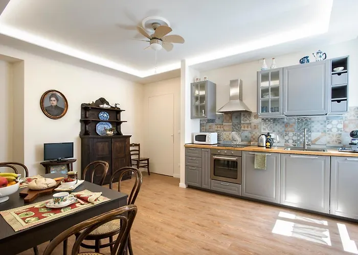 "elegant 4br In Historic Palazzo Vatican Steps"