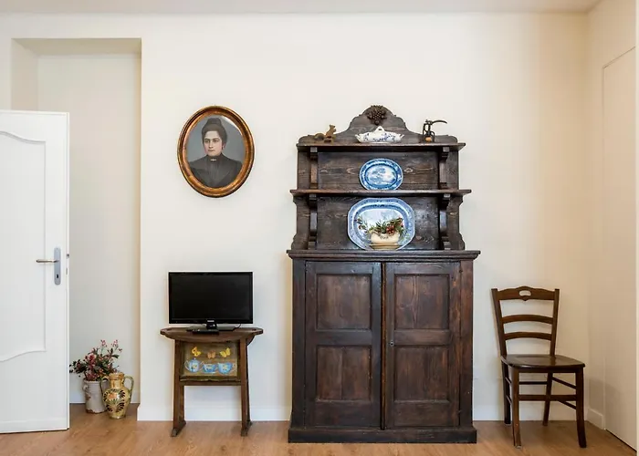 "elegant 4br In Historic Palazzo Vatican Steps" Apartament