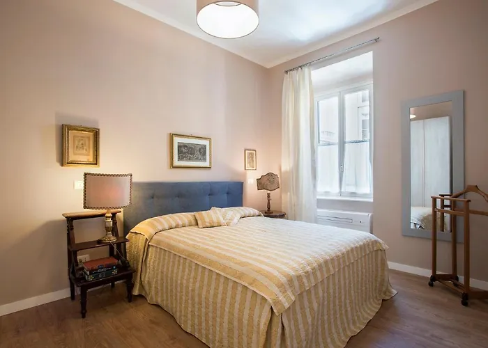 "elegant 4br In Historic Palazzo Vatican Steps" Apartament