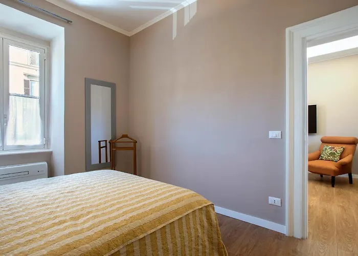 "elegant 4br In Historic Palazzo Vatican Steps" Rzym
