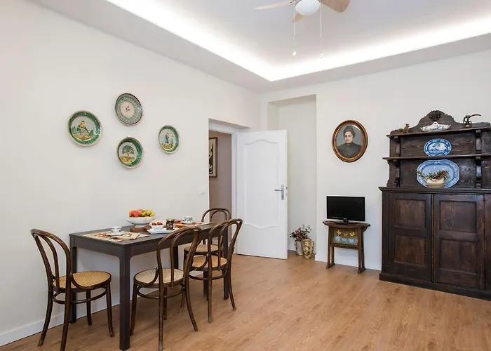 "elegant 4br In Historic Palazzo Vatican Steps" Rzym